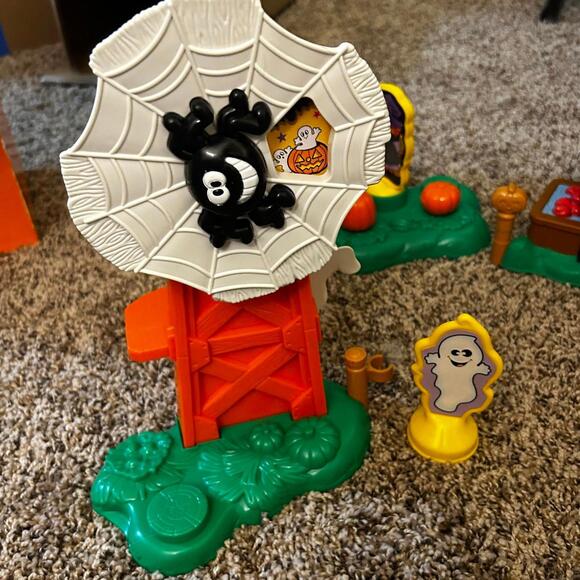 Fisher-Price Little People Halloween Pumpkin Party (NWT) - Picture 3 of 7